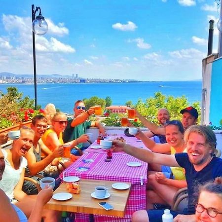 Cheers Vintage Hostel Istanbul Bagian luar foto A typical rooftop party