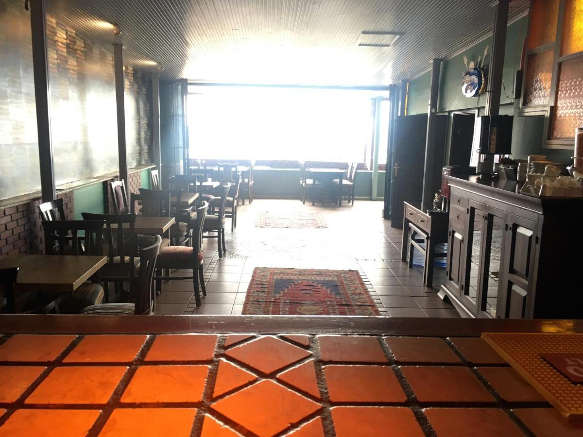 Cheers Vintage Hostel Istanbul Bagian luar foto The interior of the restaurant