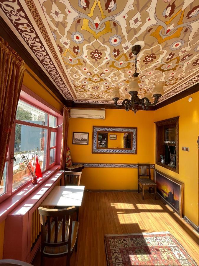 Cheers Vintage Hostel Istanbul Bagian luar foto Interior of the house
