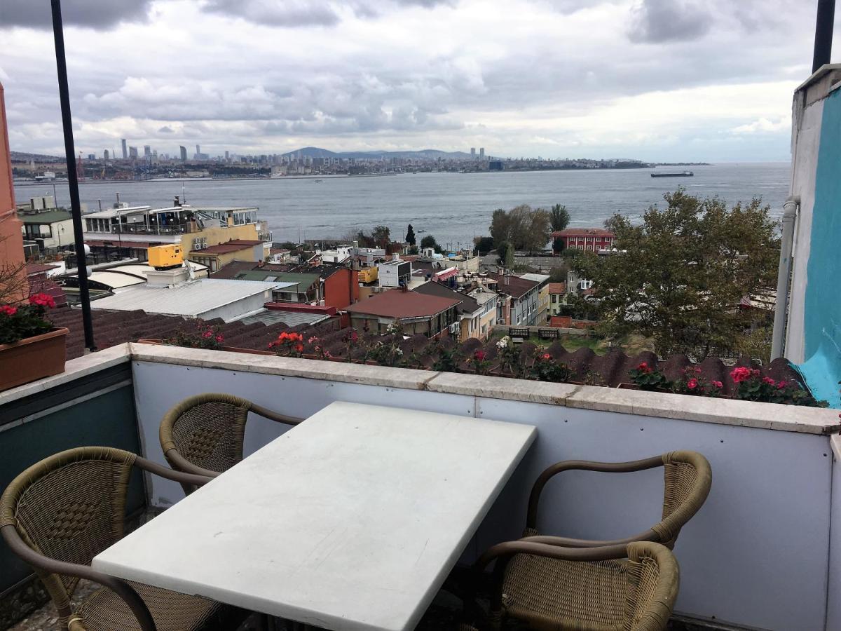Cheers Vintage Hostel Istanbul Bagian luar foto View of the Bosphorus from the hotel
