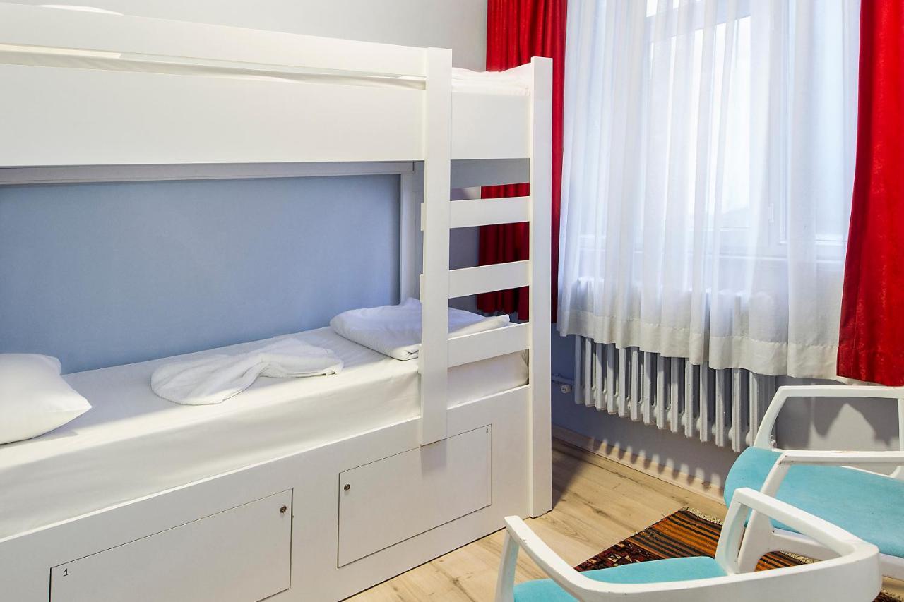 Cheers Vintage Hostel Istanbul Bagian luar foto Hostel room in Prague