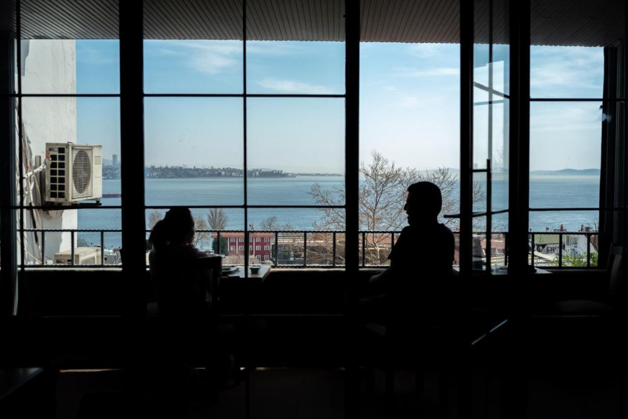 Cheers Vintage Hostel Istanbul Bagian luar foto View from the library