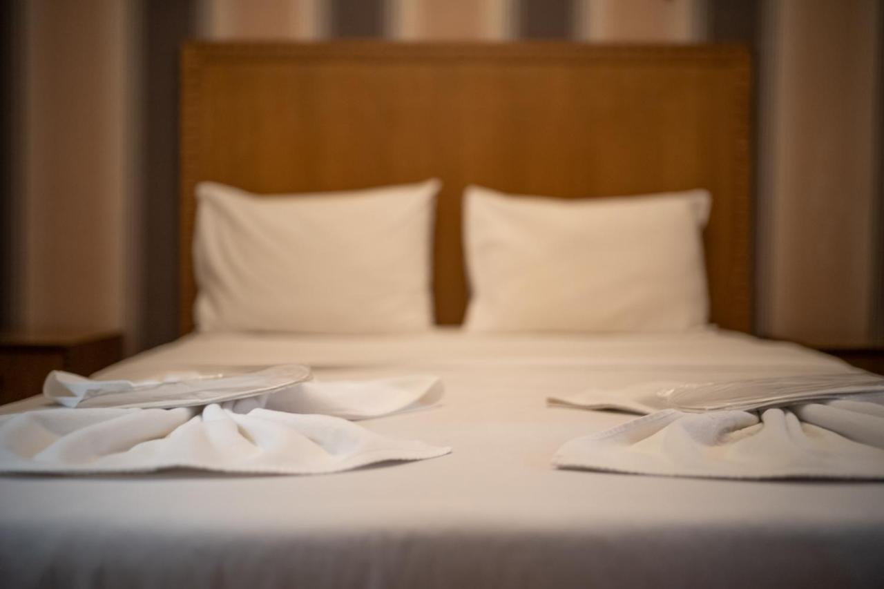 Cheers Vintage Hostel Istanbul Bagian luar foto A bed with pillows