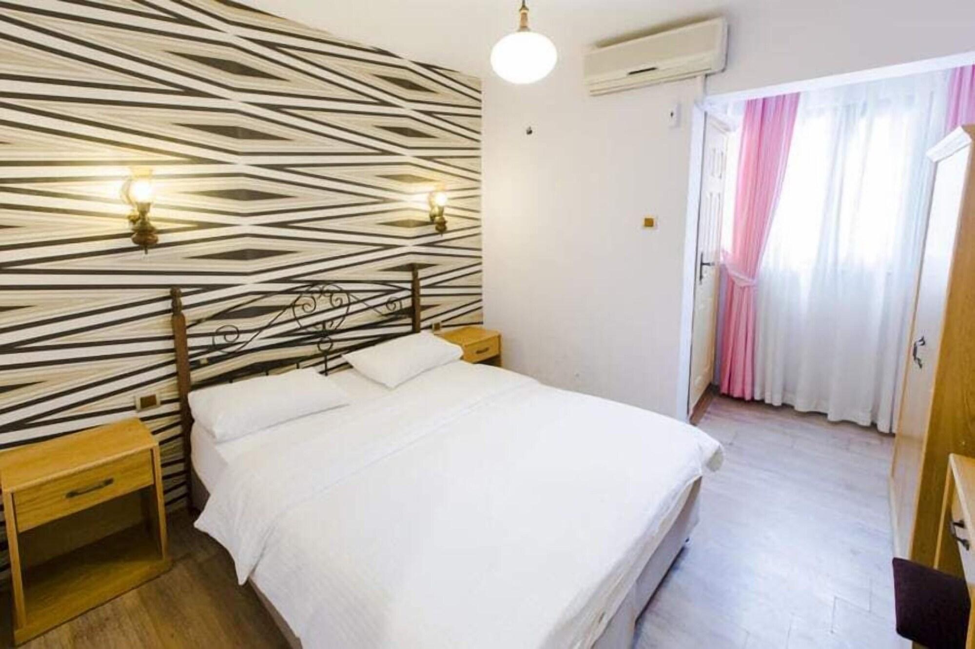 Cheers Vintage Hostel Istanbul Bagian luar foto A bedroom in a hotel