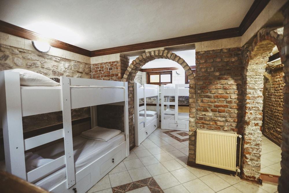 Cheers Vintage Hostel Istanbul Bagian luar foto Hostel in Prague