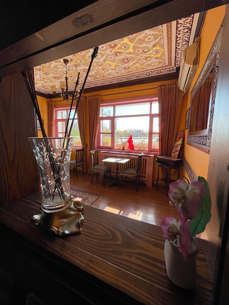 Cheers Vintage Hostel Istanbul Bagian luar foto The interior of the house