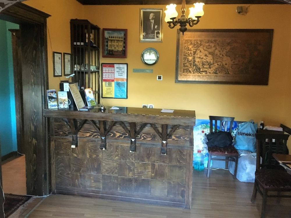 Cheers Vintage Hostel Istanbul Bagian luar foto The front desk at the station