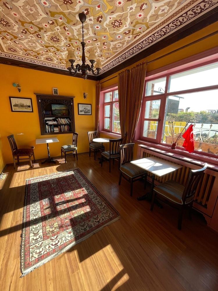 Cheers Vintage Hostel Istanbul Bagian luar foto The interior of the cafe