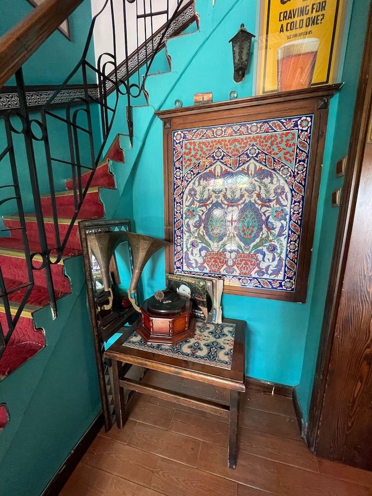 Cheers Vintage Hostel Istanbul Bagian luar foto A view of the staircase