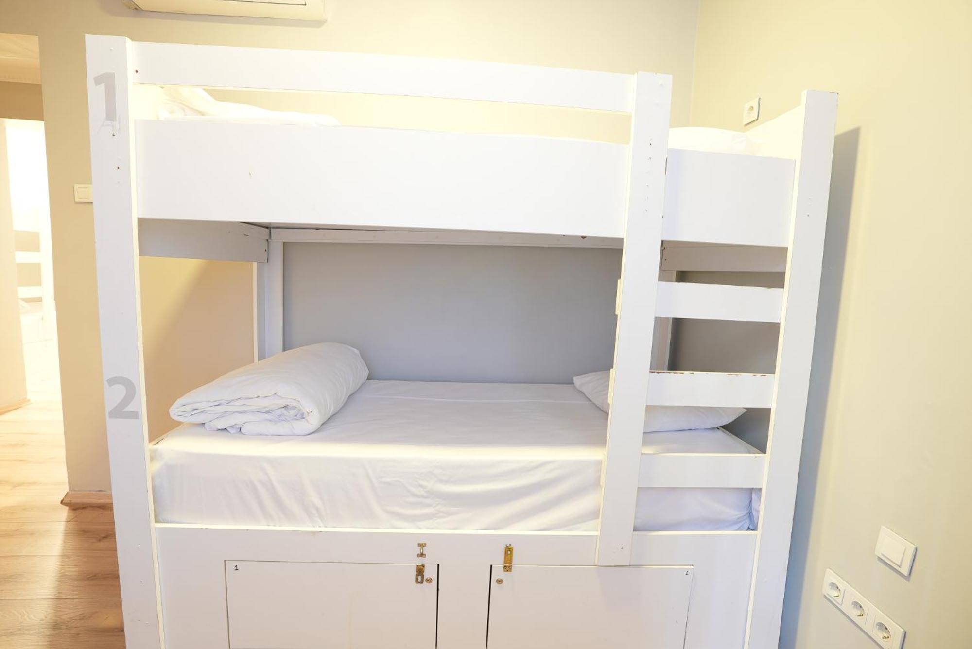Cheers Vintage Hostel Istanbul Bagian luar foto A bunk bed