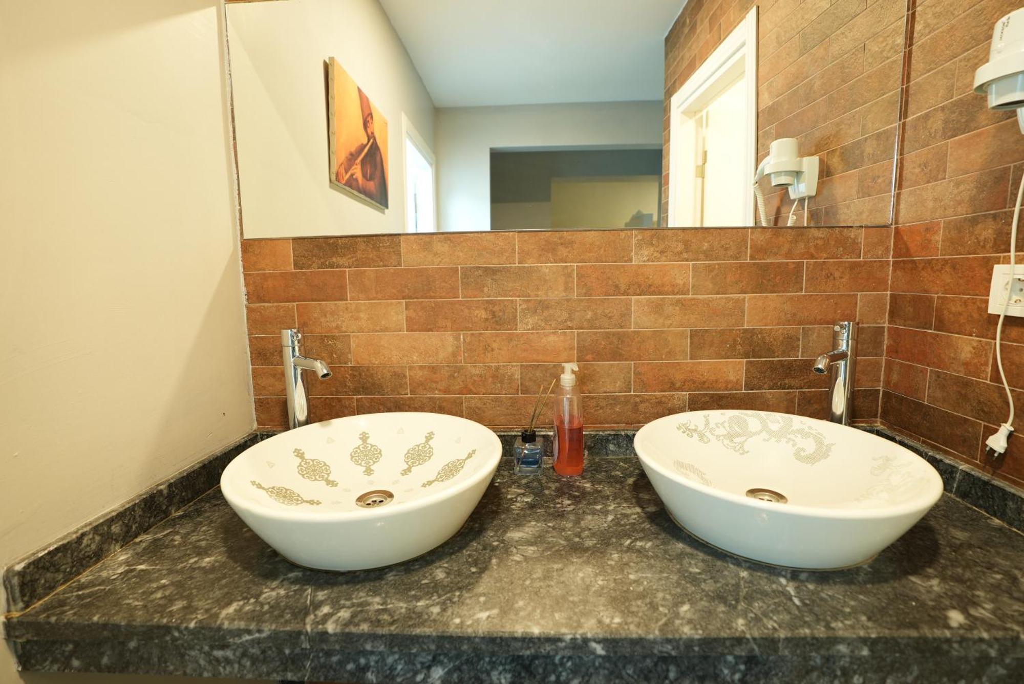 Cheers Vintage Hostel Istanbul Bagian luar foto Bathroom