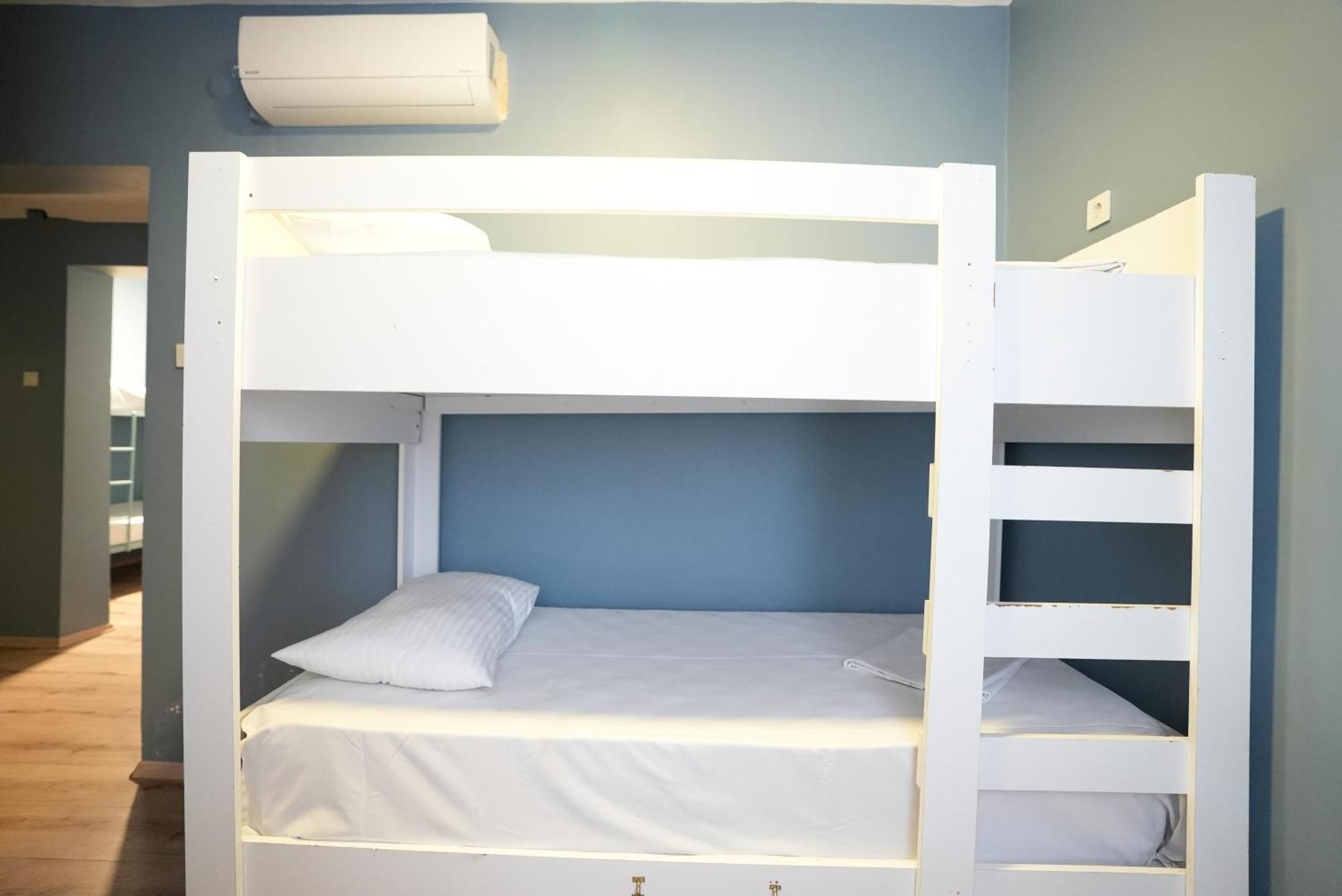 Cheers Vintage Hostel Istanbul Bagian luar foto A bunk bed