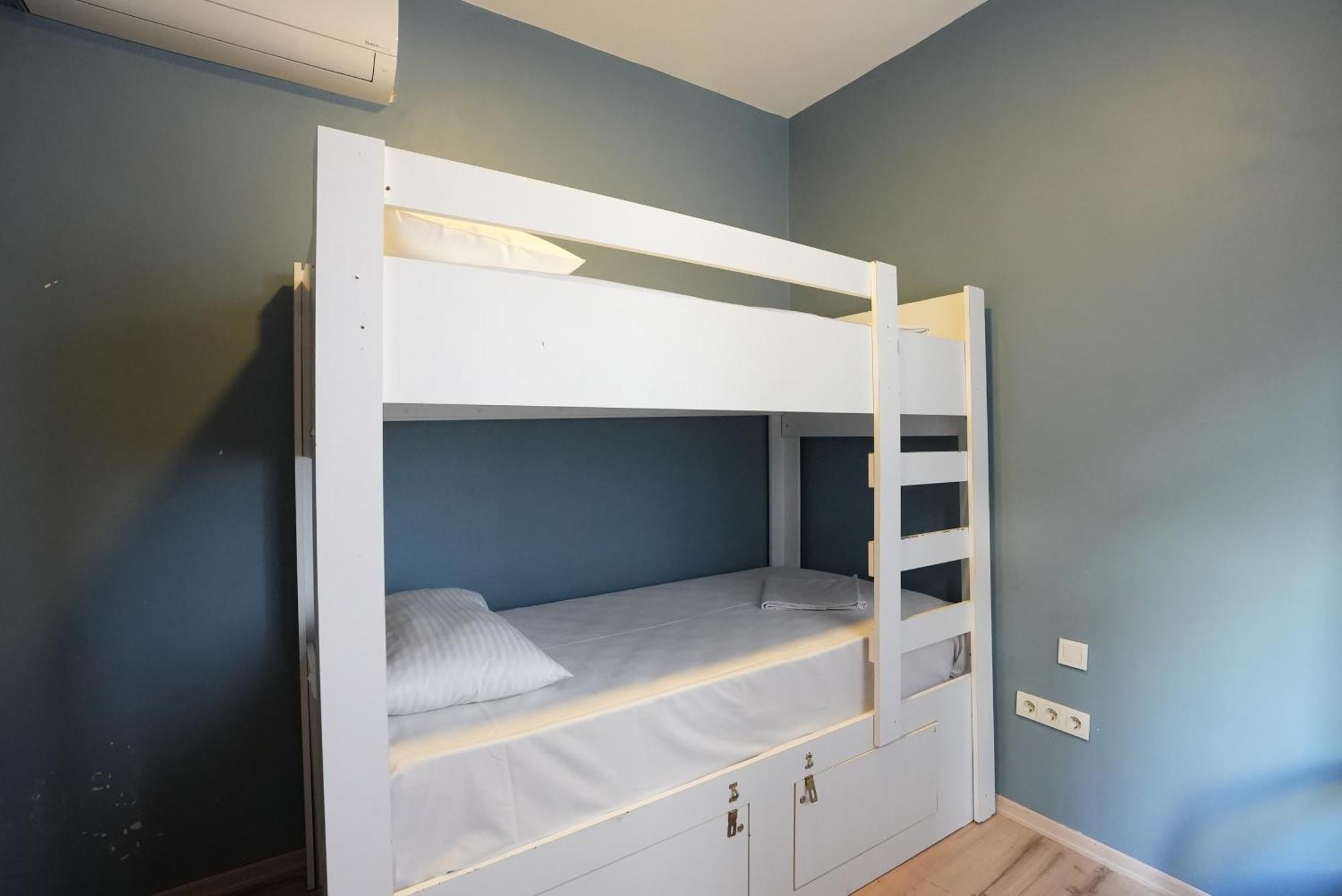 Cheers Vintage Hostel Istanbul Bagian luar foto A bunk bed
