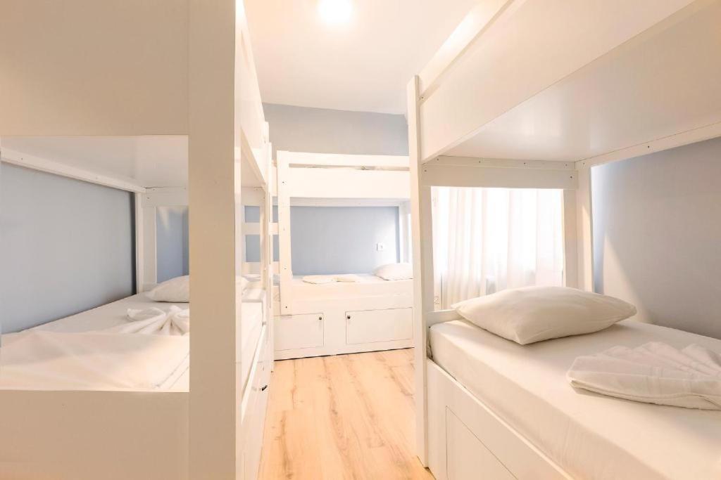Cheers Vintage Hostel Istanbul Bagian luar foto A capsule hotel in Tokyo