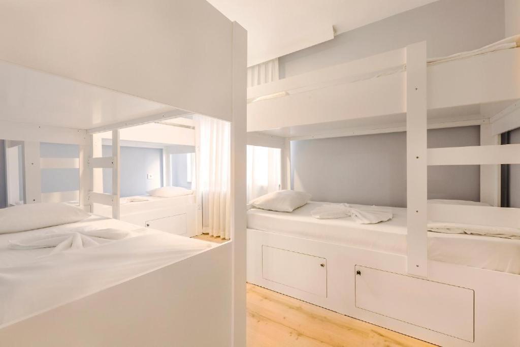 Cheers Vintage Hostel Istanbul Bagian luar foto A capsule hotel in Tokyo