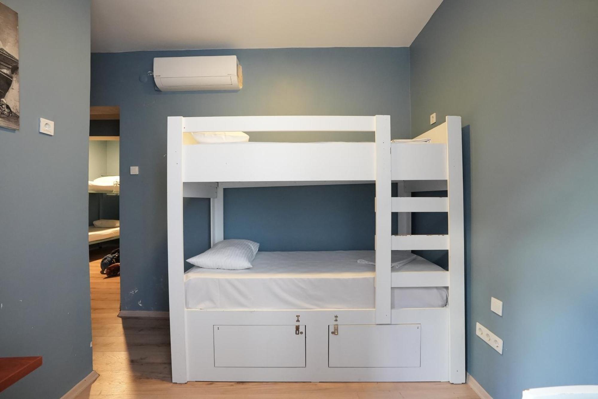 Cheers Vintage Hostel Istanbul Bagian luar foto A bunk bed