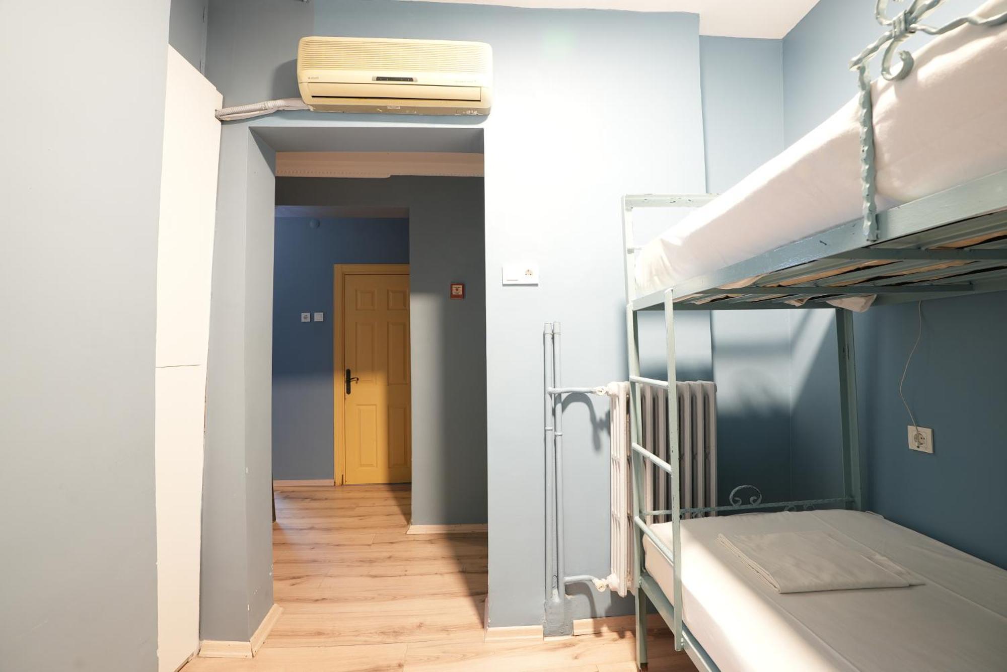 Cheers Vintage Hostel Istanbul Bagian luar foto Hostel room in Madrid, Spain