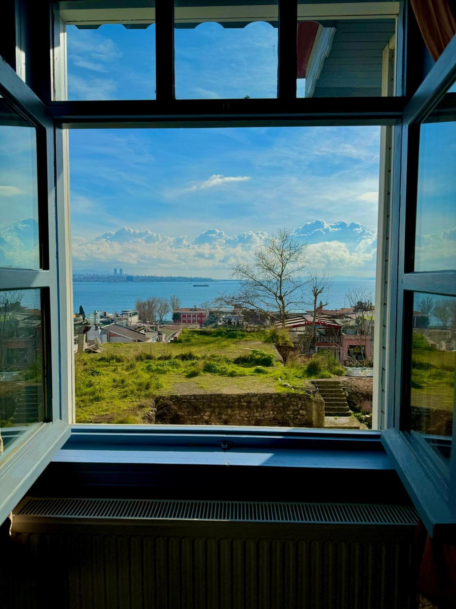 Cheers Vintage Hostel Istanbul Bagian luar foto View of the Aegean Sea from the window of a house in Çeşme