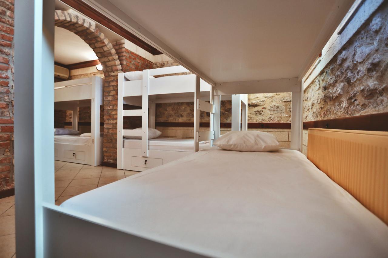 Cheers Vintage Hostel Istanbul Bagian luar foto The interior of the hostel