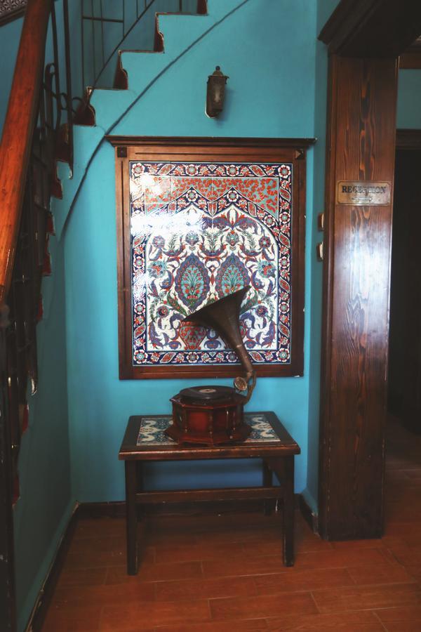 Cheers Vintage Hostel Istanbul Bagian luar foto A gramophone in the museum