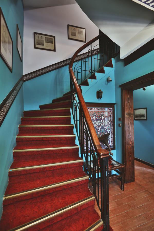 Cheers Vintage Hostel Istanbul Bagian luar foto Staircase
