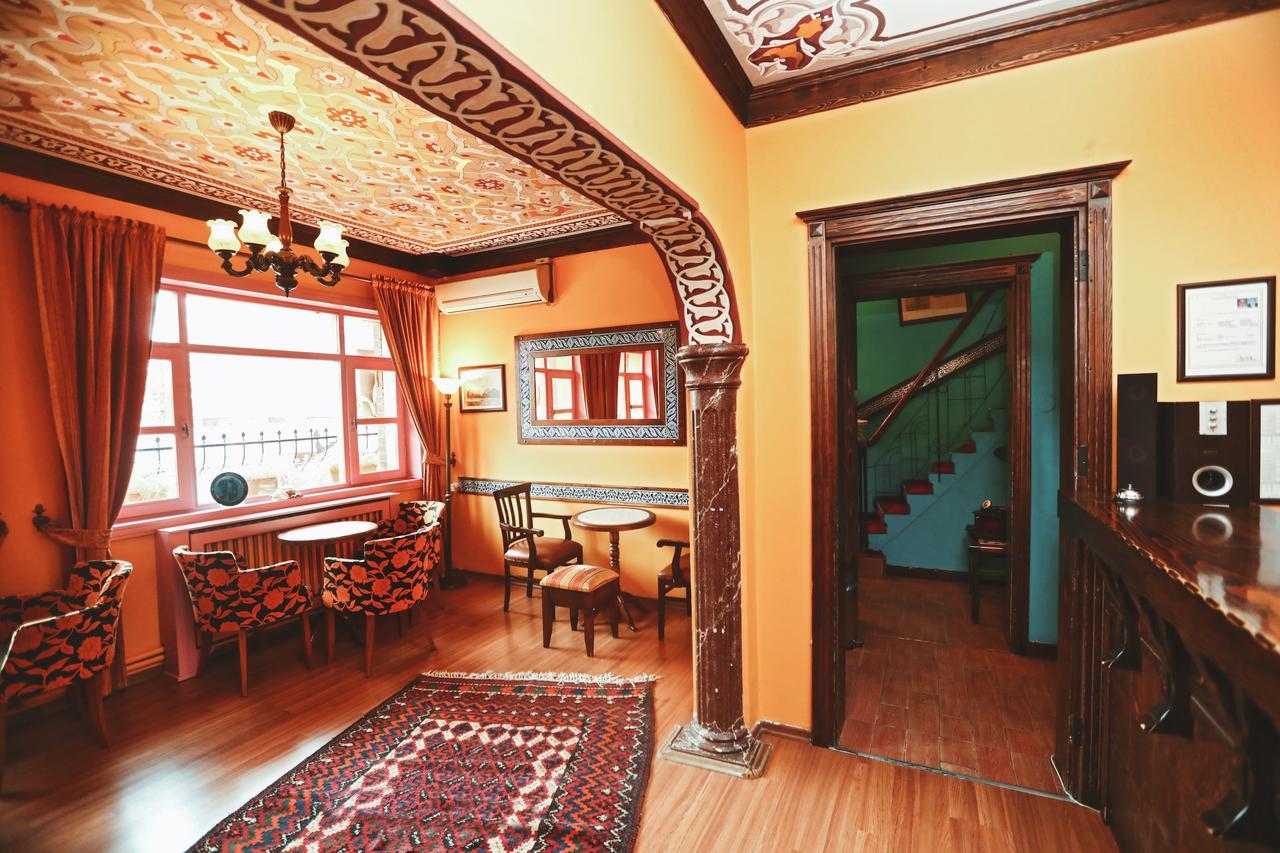 Cheers Vintage Hostel Istanbul Bagian luar foto Interior of the house