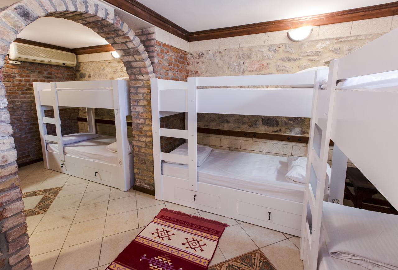 Cheers Vintage Hostel Istanbul Bagian luar foto Hostel room in the UK
