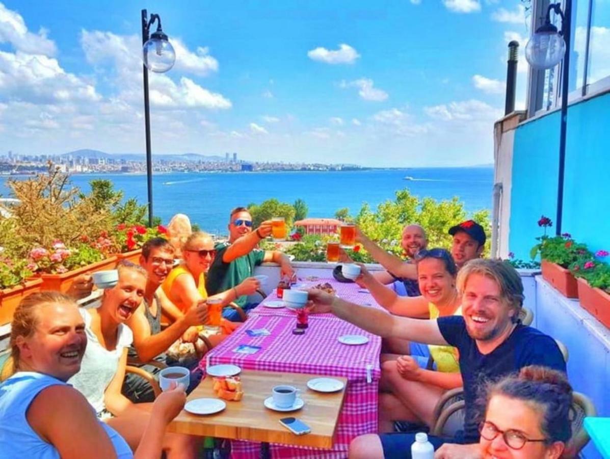 Cheers Vintage Hostel Istanbul Bagian luar foto A typical rooftop party