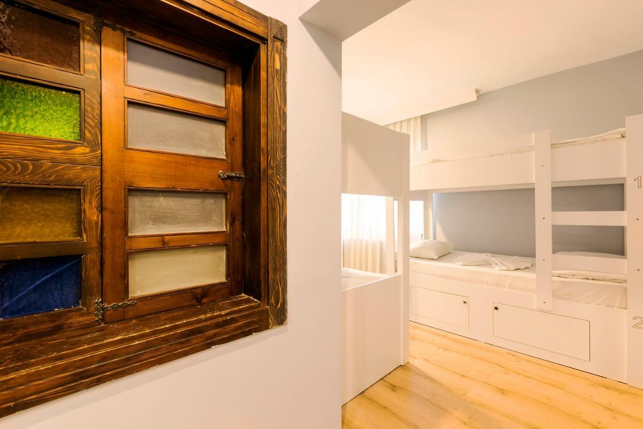 Cheers Vintage Hostel Istanbul Bagian luar foto A room at the hostel