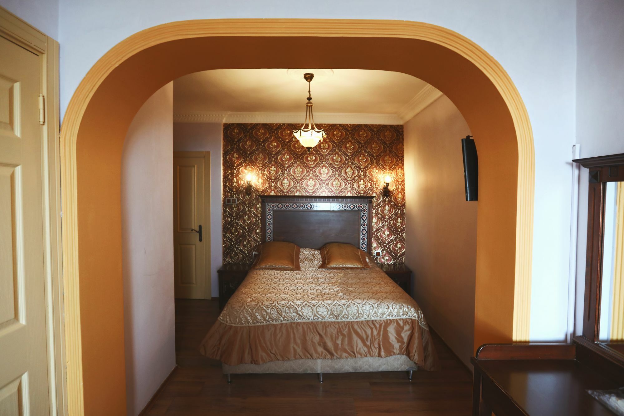 Cheers Vintage Hostel Istanbul Bagian luar foto A bedroom in the hotel