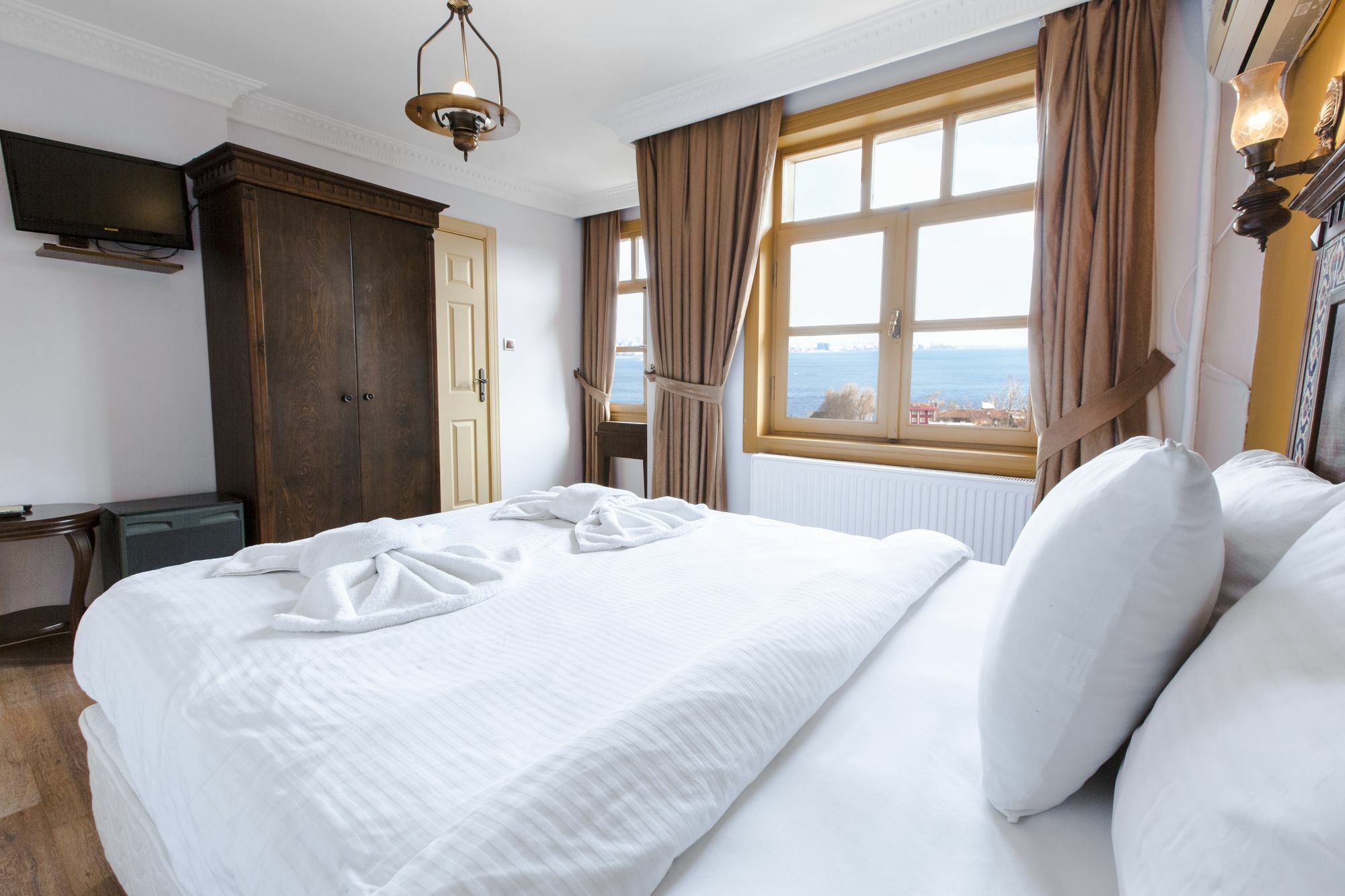 Cheers Vintage Hostel Istanbul Bagian luar foto A bedroom in a hotel