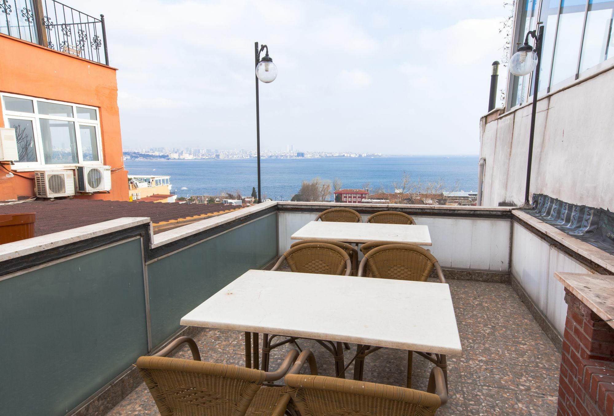 Cheers Vintage Hostel Istanbul Bagian luar foto A view of the Black Sea from the hotel