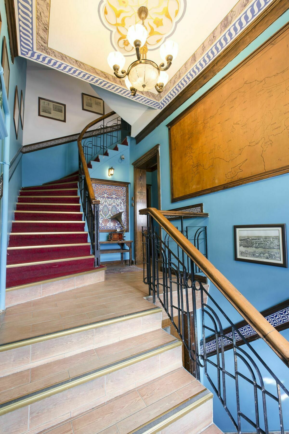 Cheers Vintage Hostel Istanbul Bagian luar foto Interior of the house