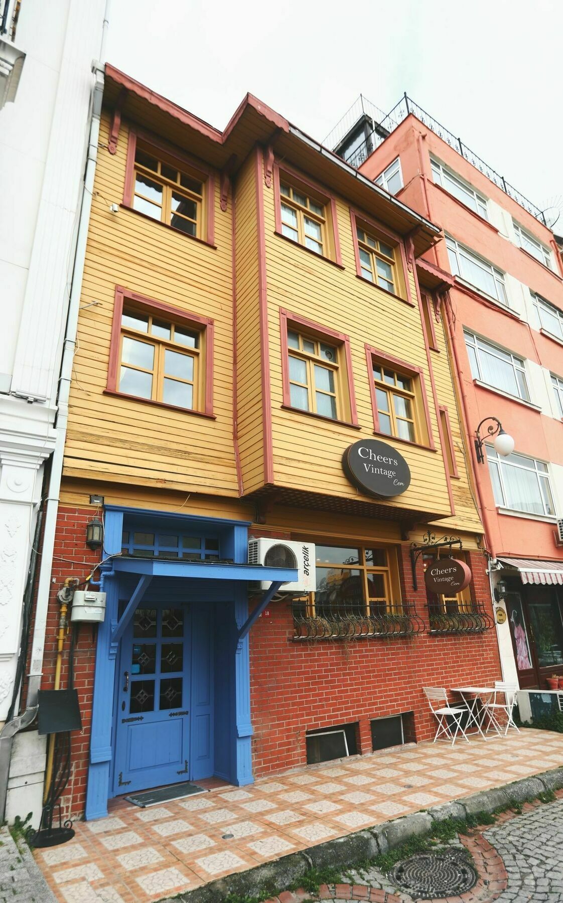 Cheers Vintage Hostel Istanbul Bagian luar foto A typical house in Çukurcuma