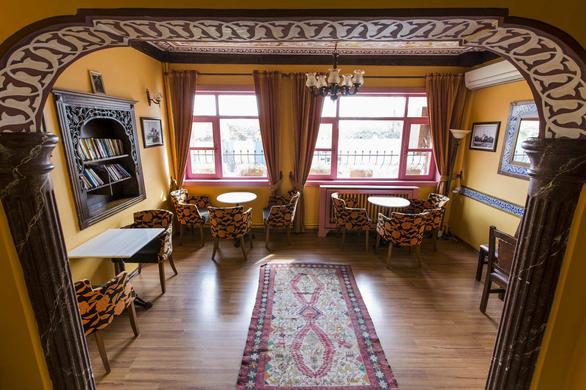 Cheers Vintage Hostel Istanbul Bagian luar foto Interior of the library