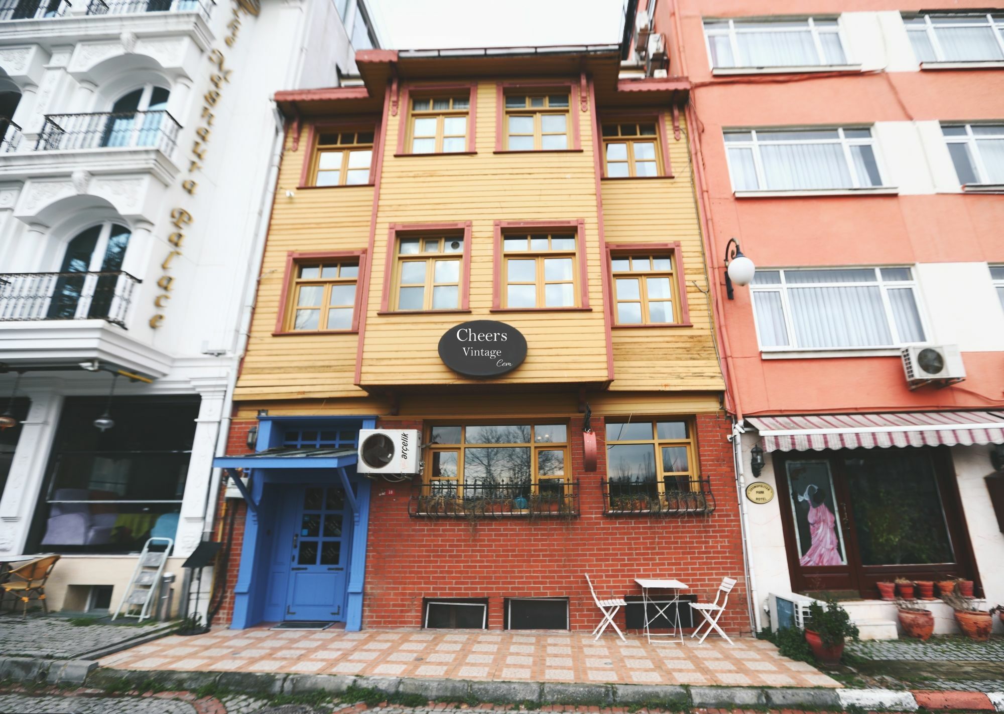 Cheers Vintage Hostel Istanbul Bagian luar foto The building of the museum