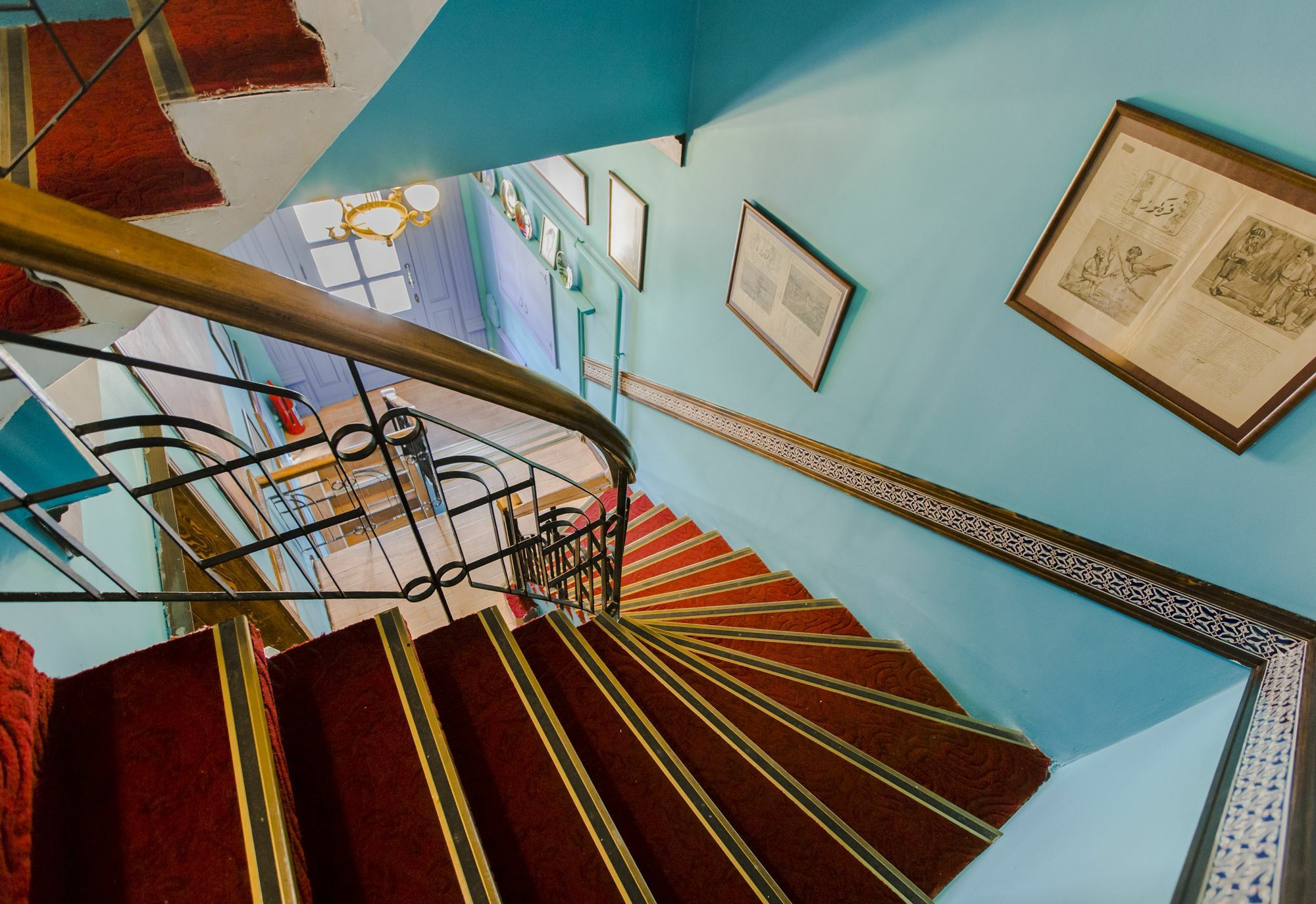Cheers Vintage Hostel Istanbul Bagian luar foto Staircase