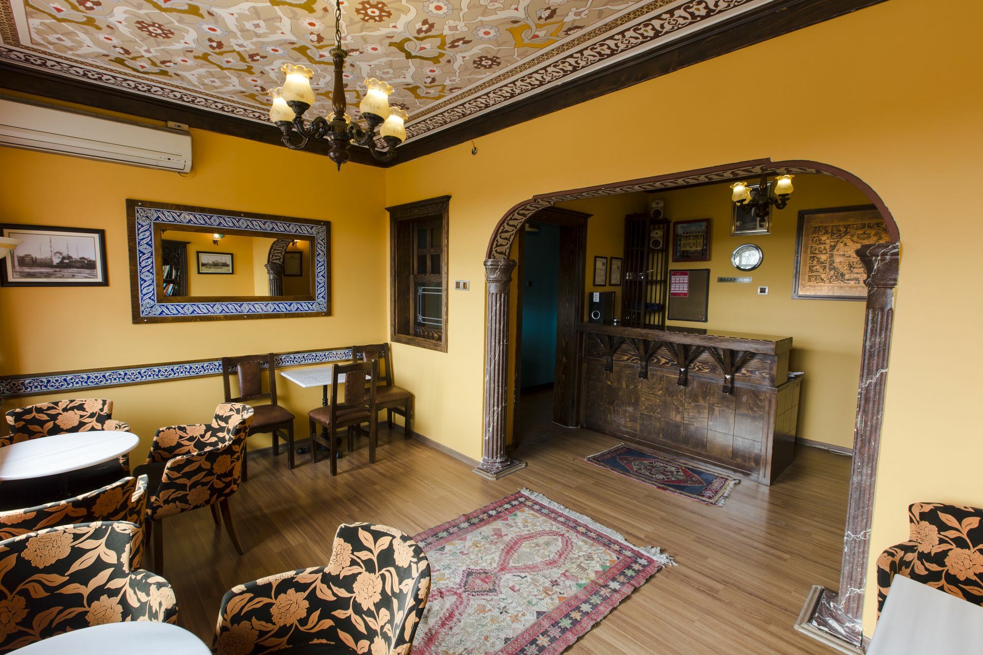 Cheers Vintage Hostel Istanbul Bagian luar foto Interior of the restaurant